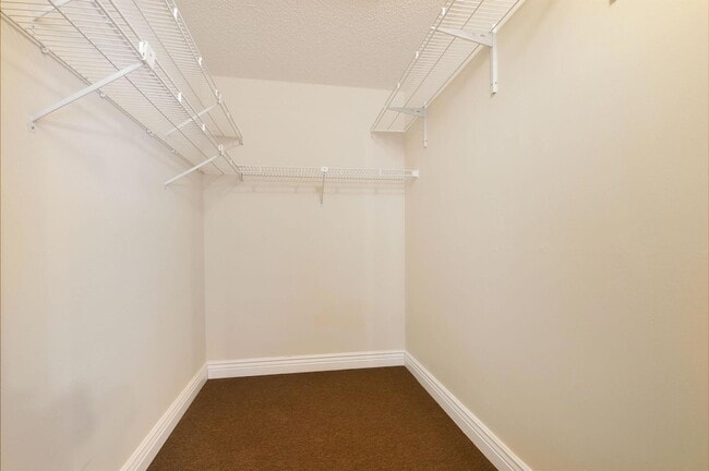 Building Photo - 12561 Shoreside Ln