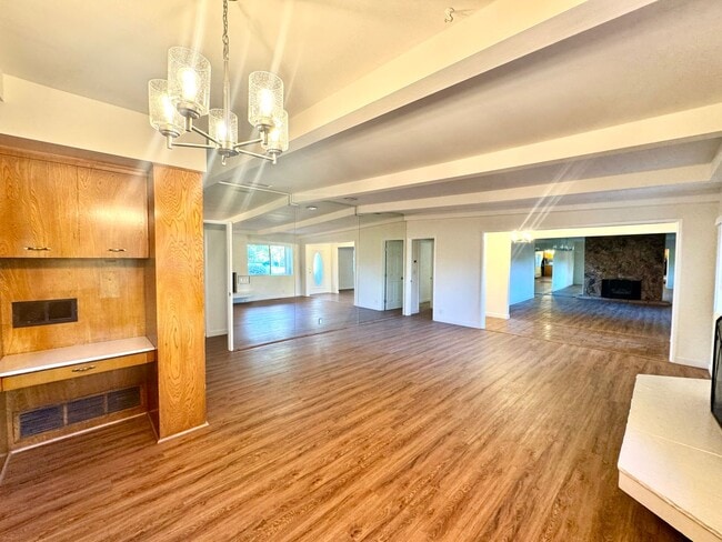 Building Photo - Beautiful newly renovated 4 Bedroom, 3 Bath Pool home in North Tustin