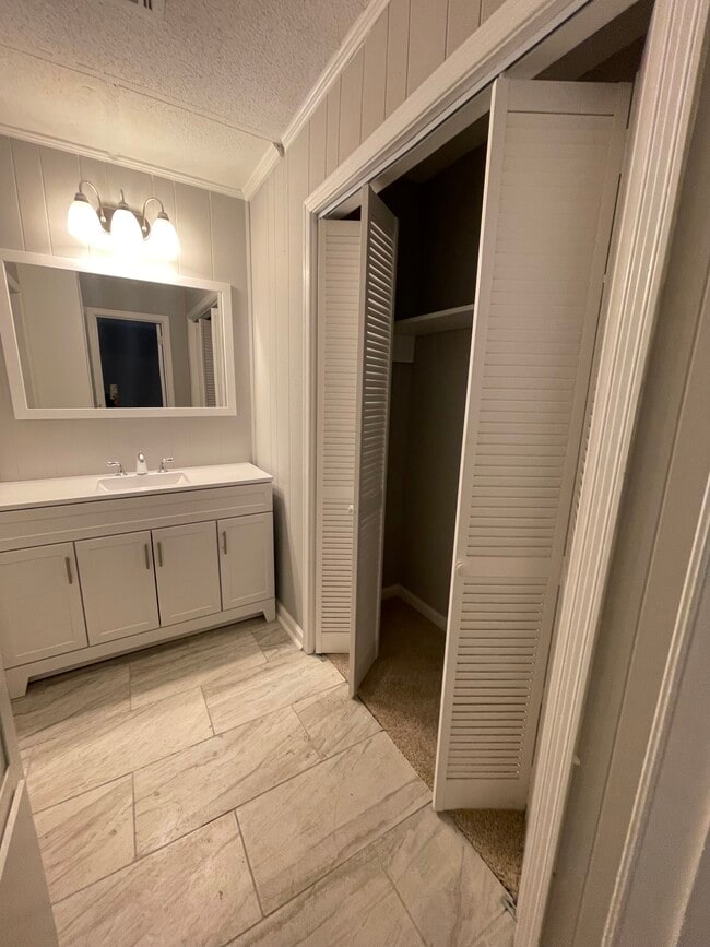 Building Photo - 725 Queensbury Dr