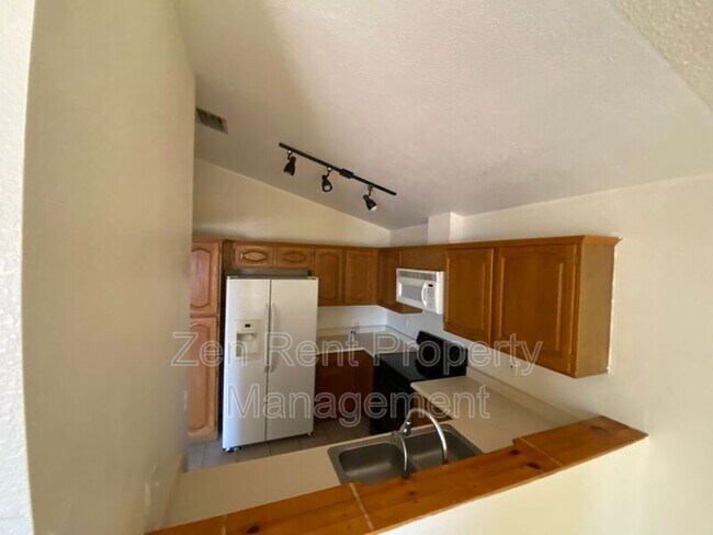 Building Photo - 921 S Val Vista Dr
