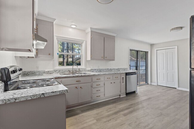 Building Photo - Welcome to the 3 Bed 2 Bath in Fayetteville
