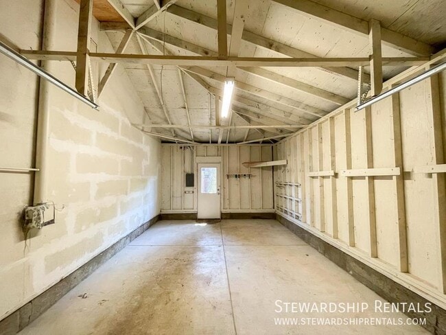 Building Photo - 2120 W 18th Ave