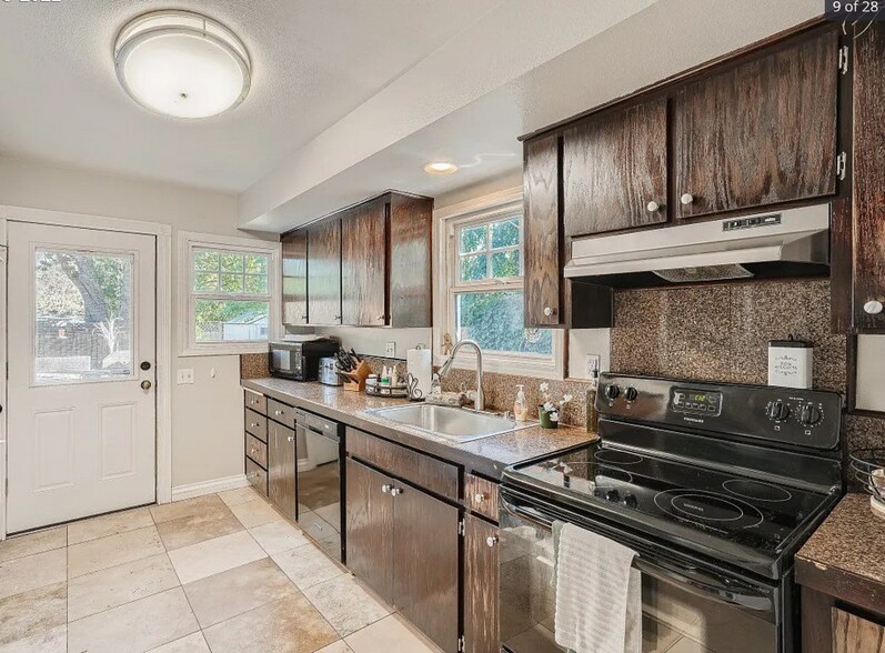 Kitchen - 8504 N Foss Ave