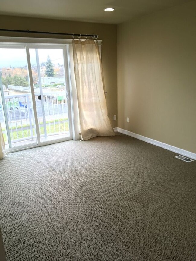 Building Photo - Town Home Tacoma 2bdr 2.5 bath w/ roof top deck & VIEW!!