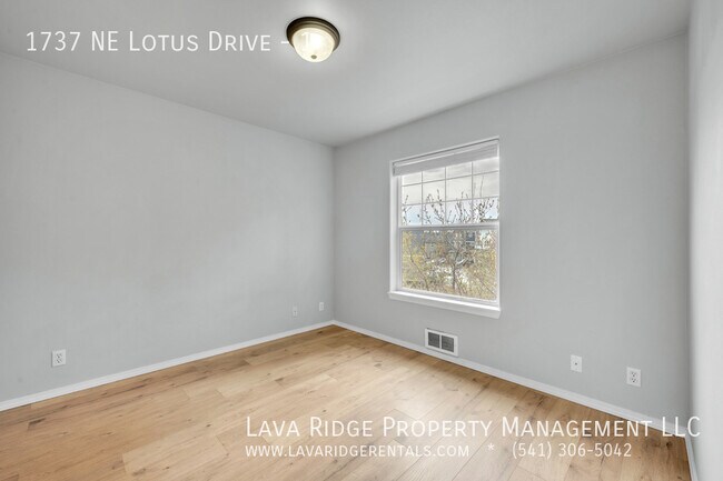 Building Photo - 1737 NE Lotus Dr