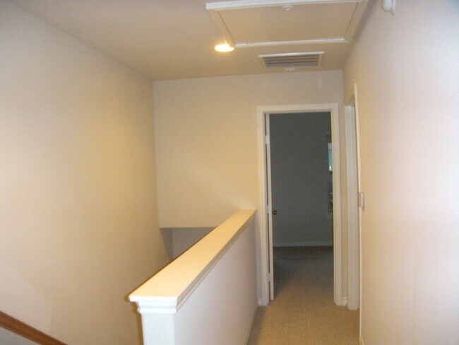 Building Photo - PRE-LEASE NORTH CAMPUS LUXURY 3 BEDROOM AUGUST