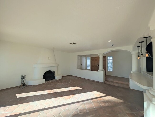 Building Photo - Private 2 Bedroom Plus Home in Vista!