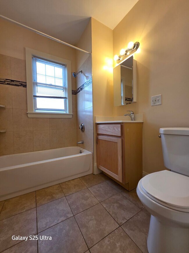 Building Photo - No Brokers Fee. Oak Sq Area of Brighton. Pets Friendly, Laundry, Parking, Eat-in Kitchen,