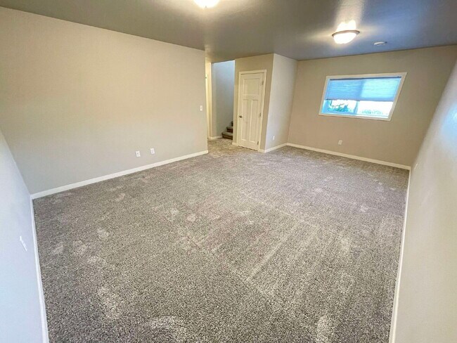 Building Photo - Spacious 4-Bed, 2-Bath Split-Level Townhome with Attached Heated Garage