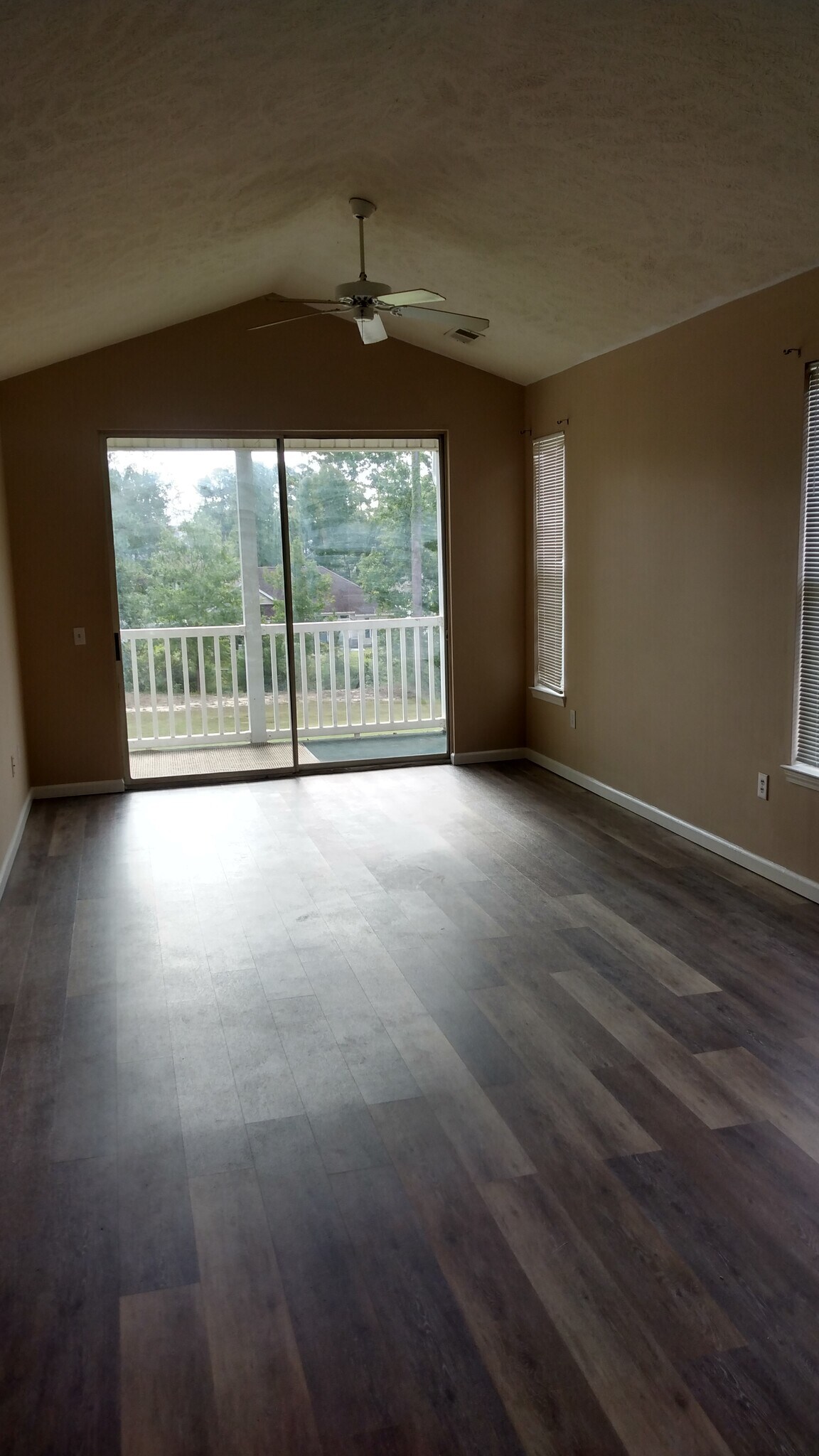 Building Photo - 620 River Oaks Dr