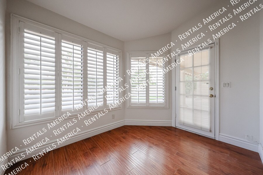 Building Photo - 532 E Stonebridge Dr