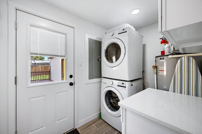 Building Photo - 5570 Otis Ct
