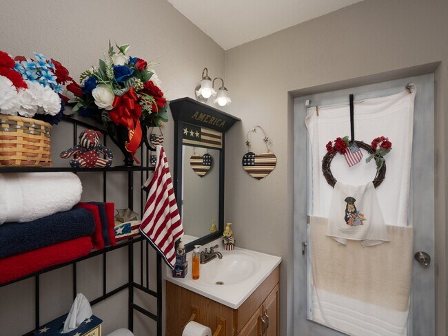 Building Photo - "Spacious 3-Bed Sanctuary with 3.5 Baths in Charming Port Charlotte!"