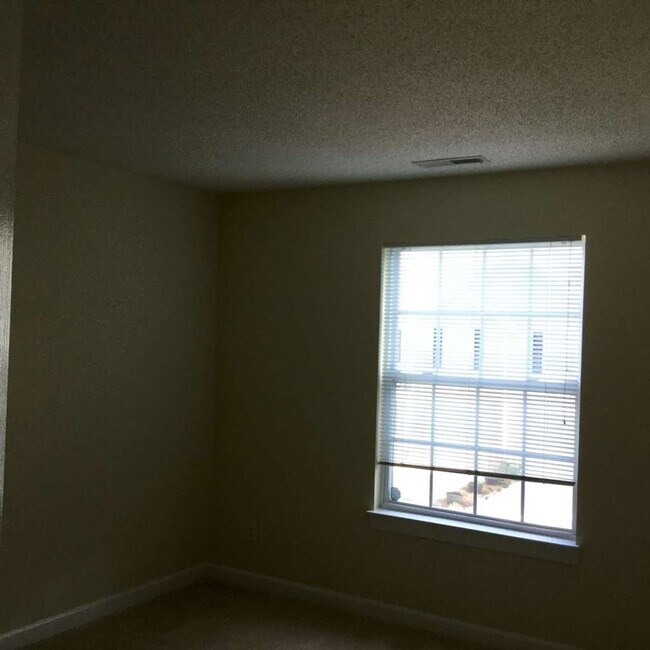 Building Photo - 2211 Venice Ct