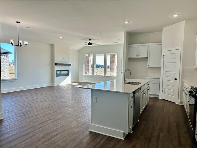 Building Photo - 2421 Longfellow Dr