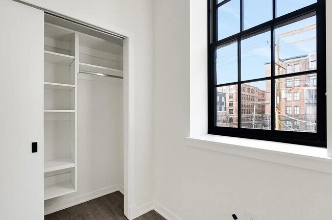 Building Photo - 500 N 13th St
