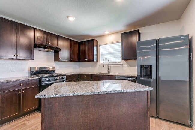 Building Photo - BEAUTIFUL 3-BEDROOM D.R. HORTON HOME IN RE...