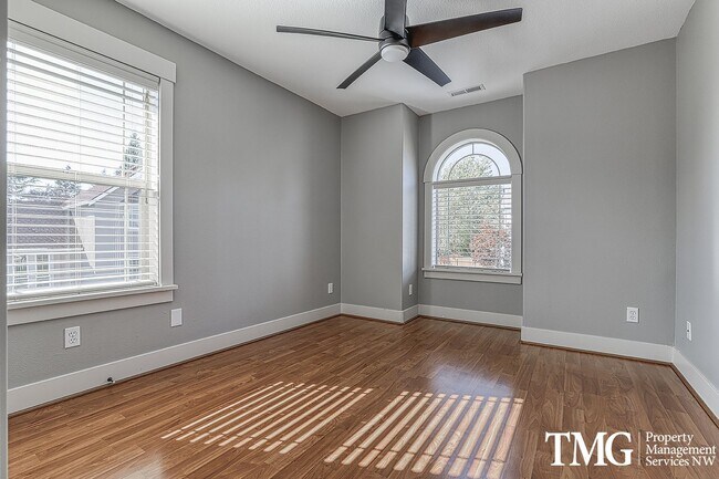 Building Photo - Large Pet Friendly 3 bed 2.5 bath home in ...