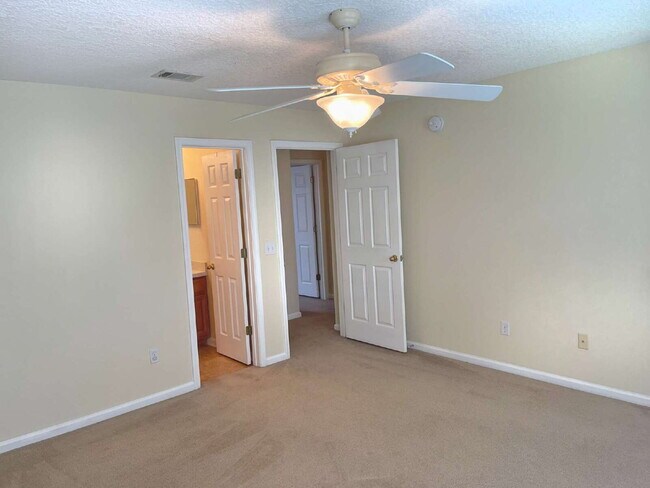 Building Photo - The Gables 2BR | 2.5BA Townhome!