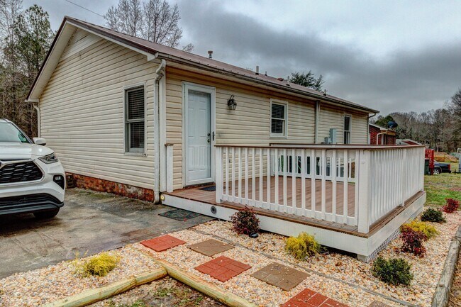 Building Photo - 334 Pine Ave