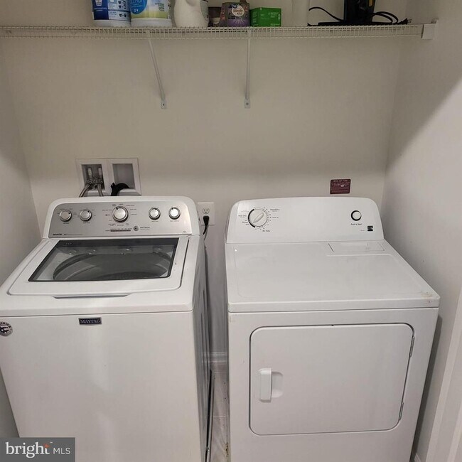 Building Photo - Welcome to your new home in the heart of Loudon County, VA!