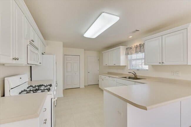 Building Photo - 443 Surrey Park Dr SE