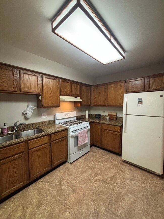 Building Photo - 781 N Shady Oaks Dr