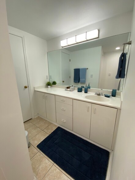 Building Photo - 2675 Acorn Ave NE