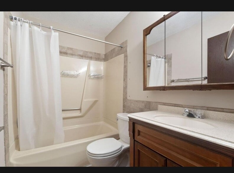 Building Photo - 605 10th Ave S