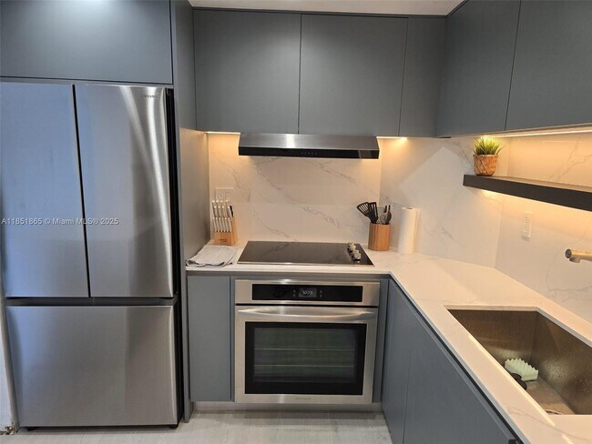 Building Photo - 500 Bayview Dr