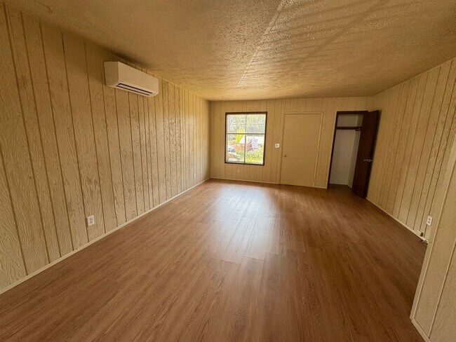 Building Photo - 240 SE Suksdorf St
