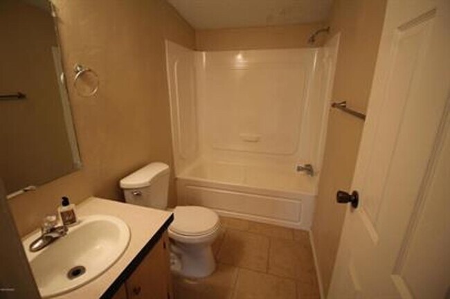 Building Photo - HUGE PRIVATE LOCATION 3 BEDROOM 2 BATH HOME!!