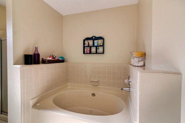 Building Photo - 1122 Rosebrook Dr