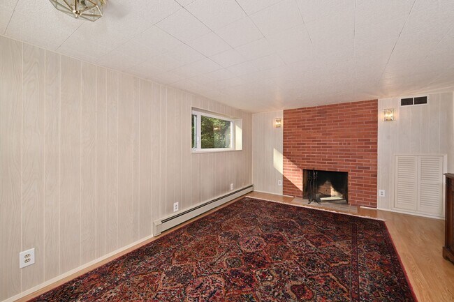 Building Photo - Spacious 4BR/2 BA Home in Quiet North-End ...
