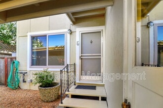 Building Photo - 5 Treanor St