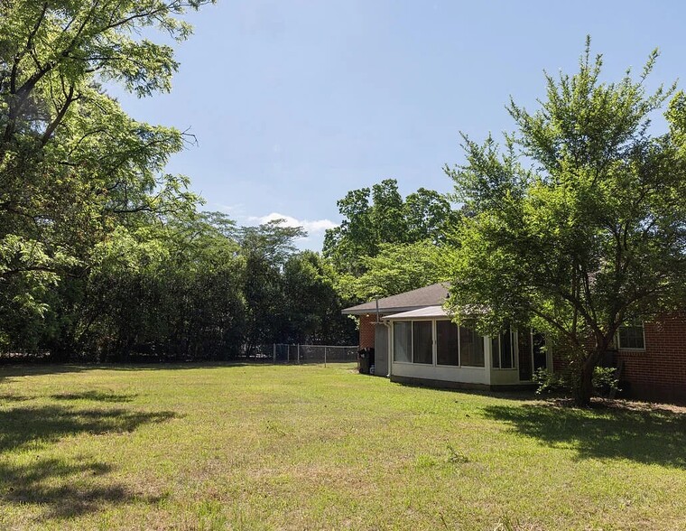 Building Photo - 610 Cherokee Dr