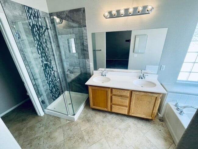 Building Photo - *WONDERFUL SINGLE STORY HOME IN "GREEN VAL...