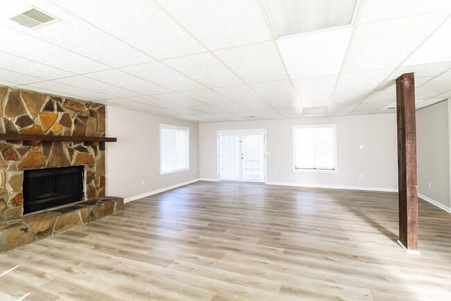 Building Photo - 8950 Western Pines Ct