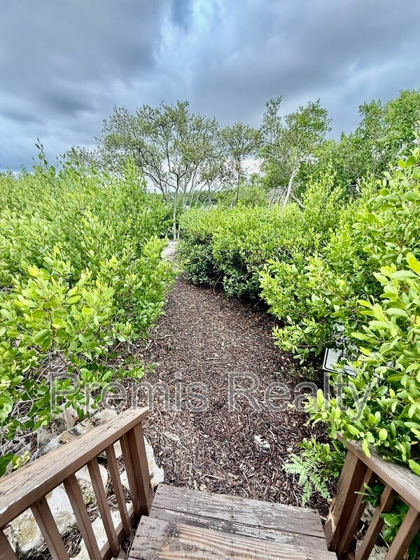 Building Photo - 2731 Via Capri