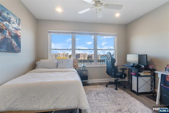 Building Photo - 302 The Promenade