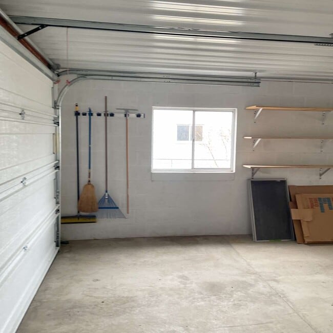 Building Photo - 2224 Oakwood Dr