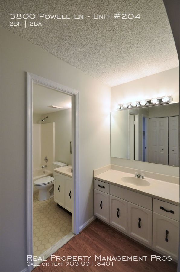 Building Photo - Spacious Condo in Peaceful Lakeside Plaza!