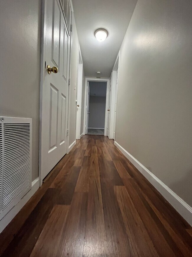 Building Photo - Spacious 2 Bedroom, 1.5 Bath