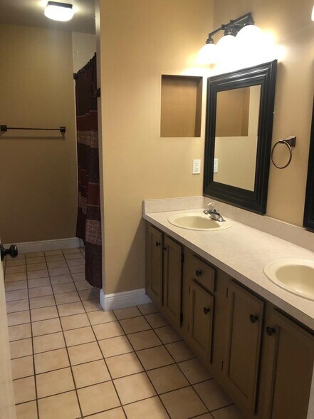 Building Photo - 755 Cove Way