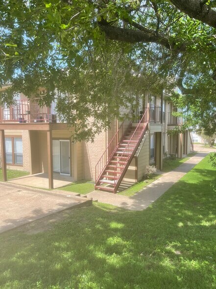 Building Photo - 1007 Spring Loop