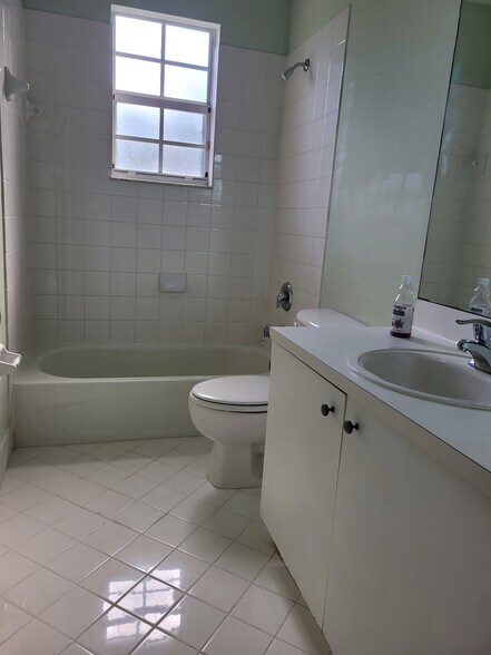 2nd bathroom - 3365 NE 14th Dr