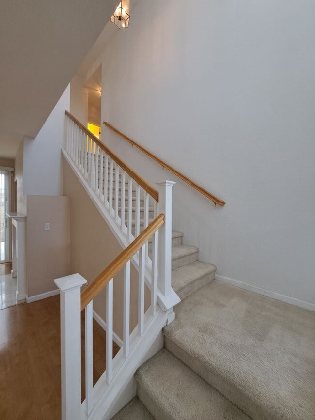 Building Photo - Expansive 3 bedroom/2.5 Bath Home in Corde...