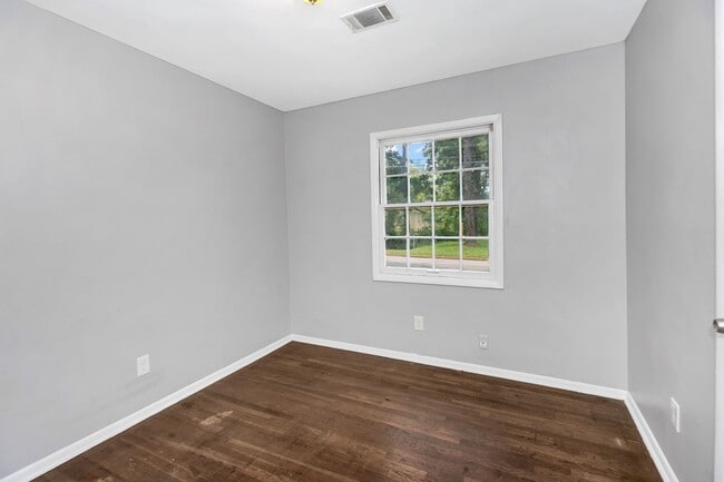 Building Photo - Newly renovated 3 bed/2 bath brick home