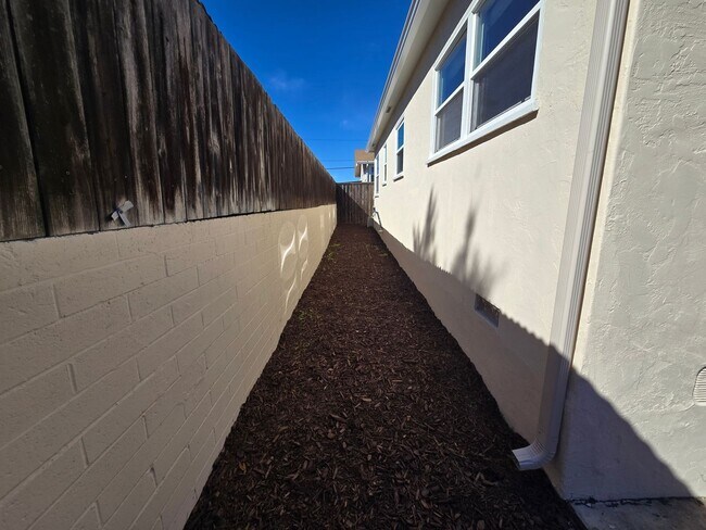 Building Photo - 588 1/2 McIntosh St