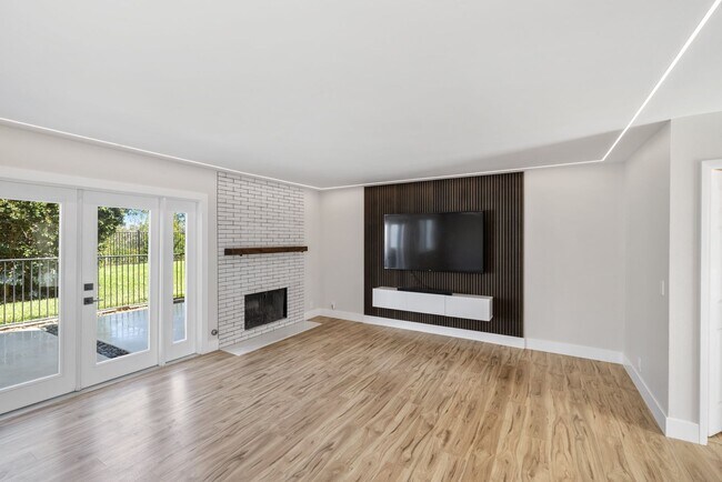 Building Photo - Bright spacious 3 bedroom 2 bath home in c...
